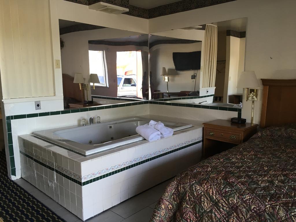 Seaway Motel Roosevelt Park ภายนอก รูปภาพ