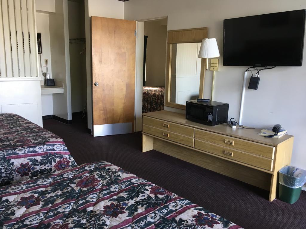 Seaway Motel Roosevelt Park ภายนอก รูปภาพ