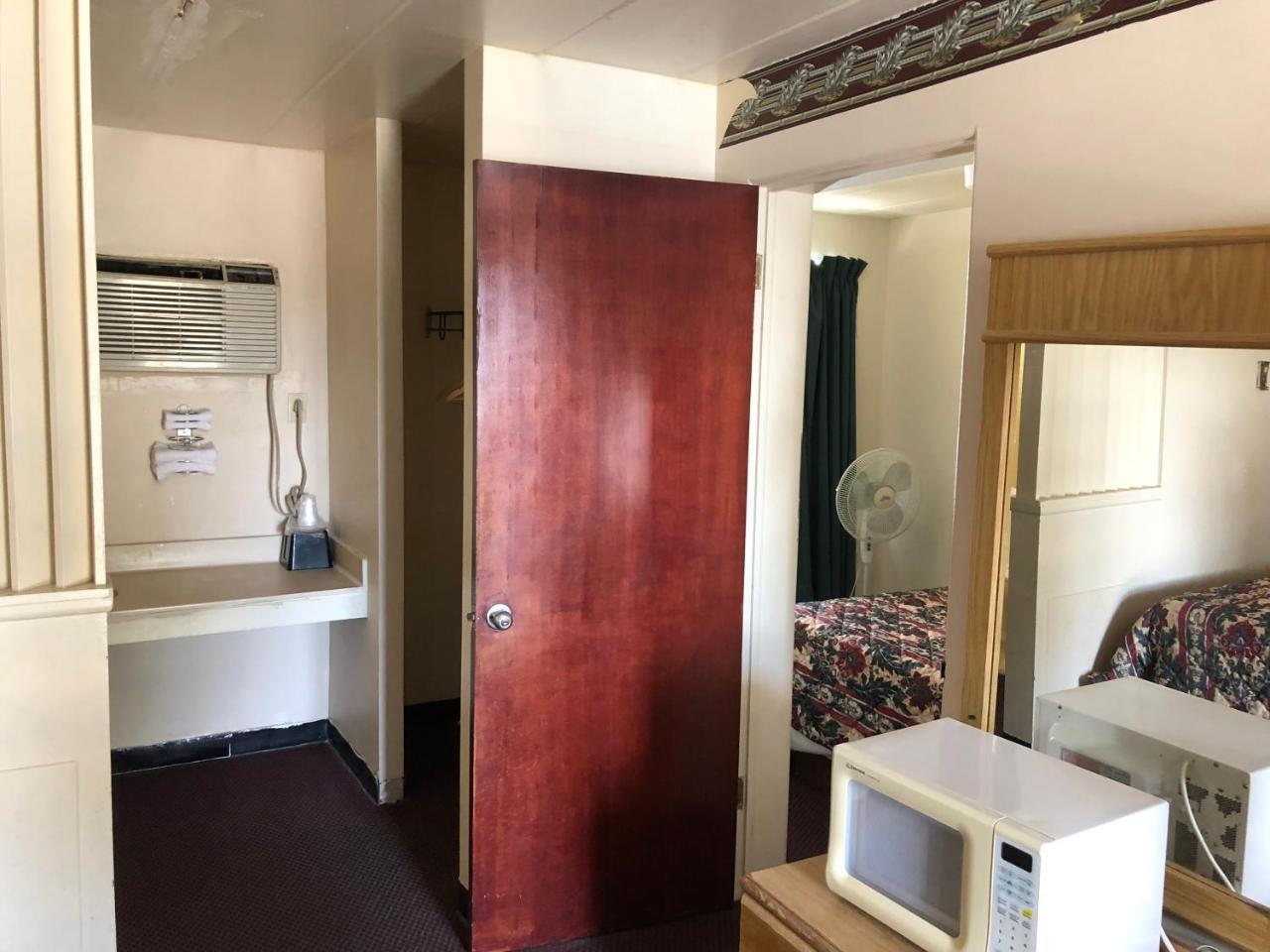 Seaway Motel Roosevelt Park ภายนอก รูปภาพ