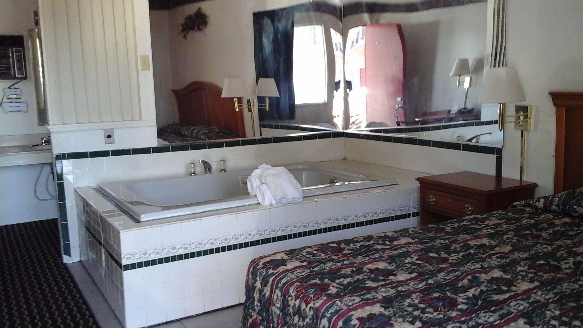Seaway Motel Roosevelt Park ภายนอก รูปภาพ